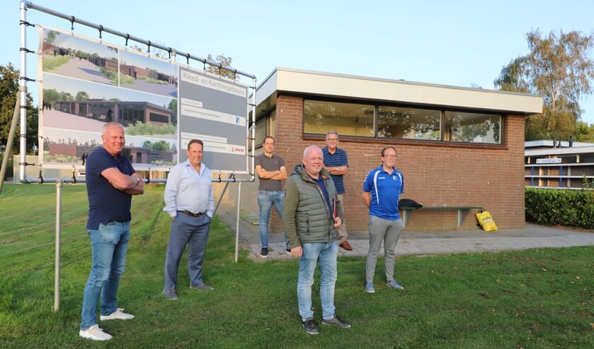 De accommodatiecommissie van VV Steenbergen met van links naar rechts Ed Mosmans, Marco van Kaam, Rob Driessen, Michel Reijns, voorzitter Wim Roovers en Jasper van Tilburg.