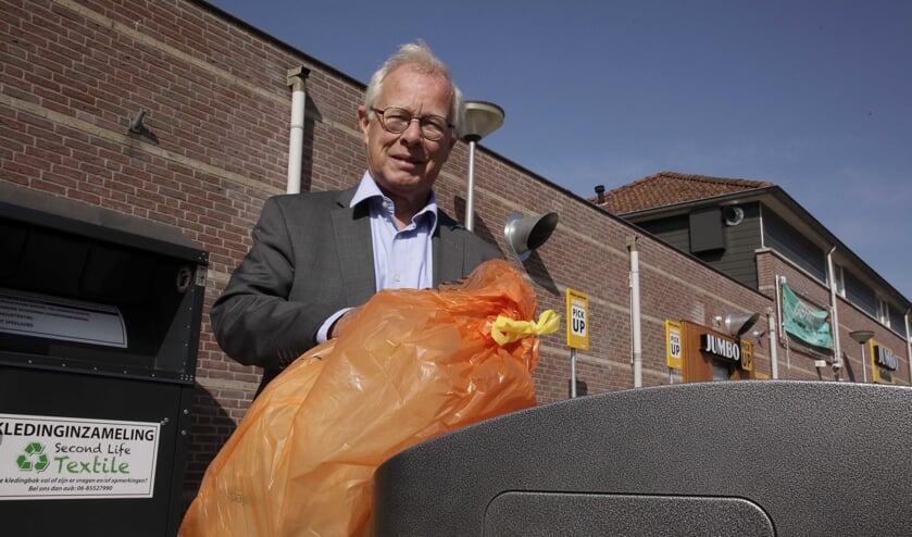 Henk Kielman bij één van de ondergrondse containers.