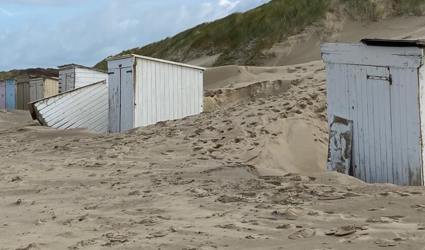 De duinen waren bestand tegen Odette, maar sommige strandhuisjes niet.