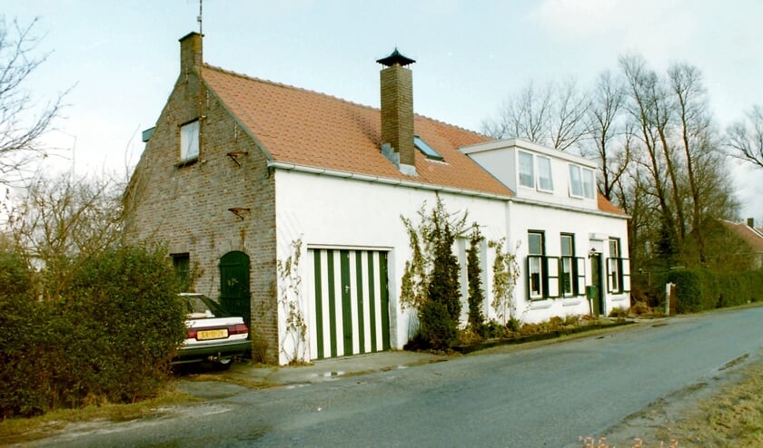 <p>Wie herkent deze boerderij in het buitengebied van Tholen.</p>