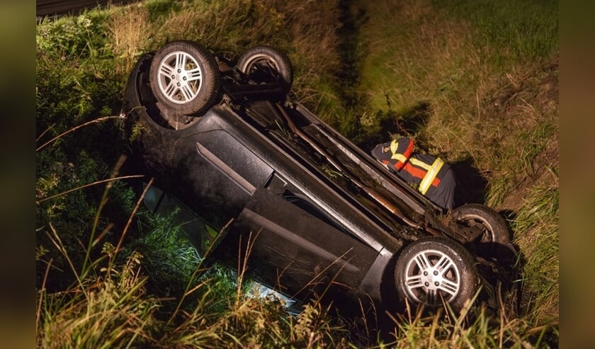 De auto belandde op zijn kop in de sloot.