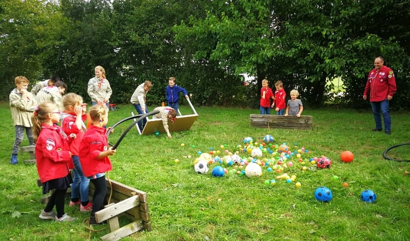 Bevers en Scouts die samen een spel spelen.
