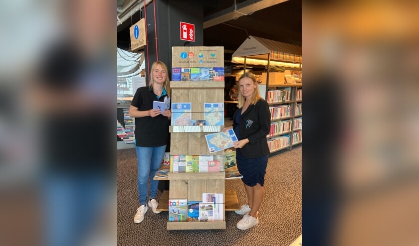 Amanda Dietrich (l) en Marileen van Wijnen bij het toeristisch informatiepunt in de bibliotheek.