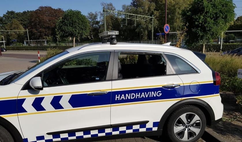 De ruit van het voertuig werd door een verwarde man ingeslagen.