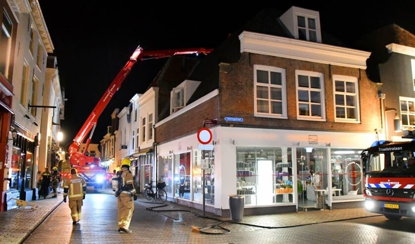 De brand werd gelokaliseerd onder de kap.