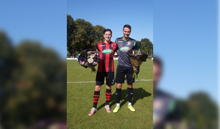 Fabian Nelemans (links) en Thomas van Nederkassel (rechts) gehuldigd na jubilea. Thomas keepte zijn 200 ste wedstrijd, Fabian speelde er al 250 in Zundert 1.