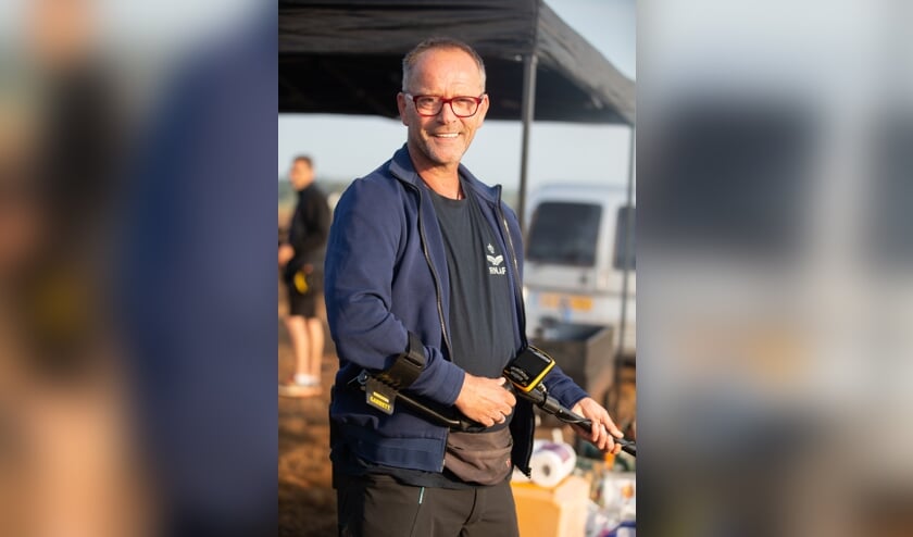 John Verhoeven met zijn metaaldetector.