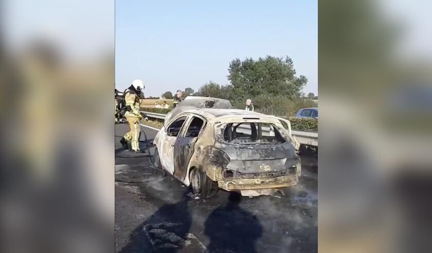 De net gekochte auto brandde volledig uit.