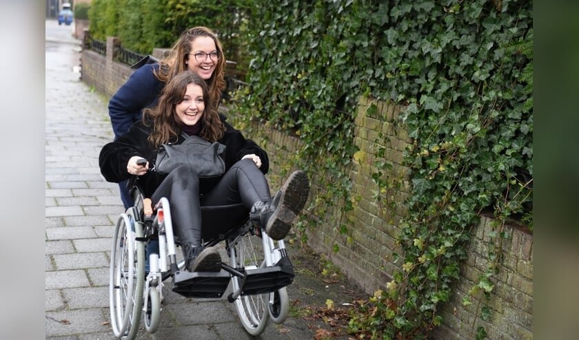 Helpen met rolstoel.