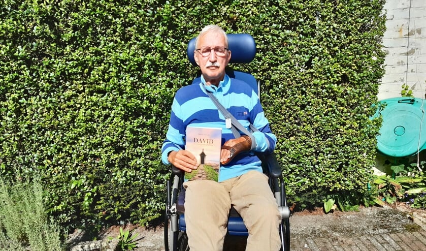 Simon van Aalst met zijn boek 'David'