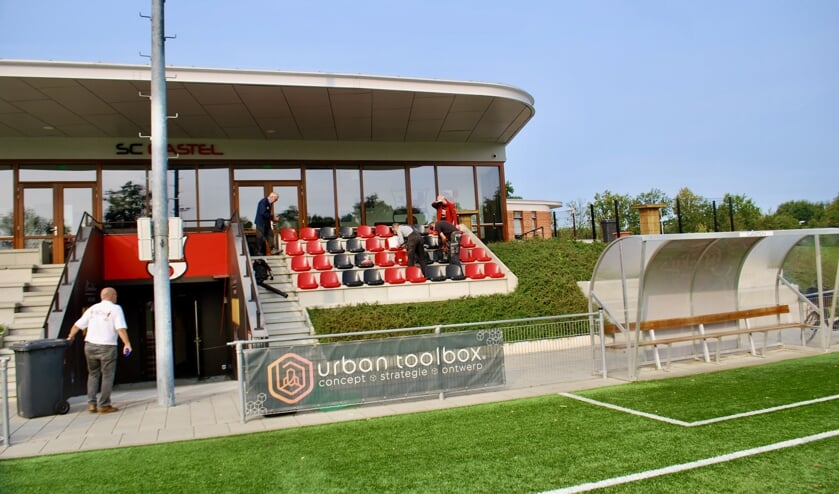 Vrijwilligers SC Gastel bevestigen de tribunestoeltjes. FOTO P. VAN DOORMAAL
