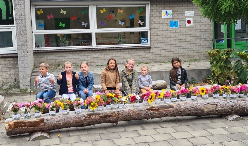 De kinderen bij de bloemen.