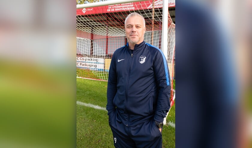 Trainer Marco Groeneveld: 'Het voetballen is de jongens een paar maanden ontnomen, ze hebben er echt zin in'