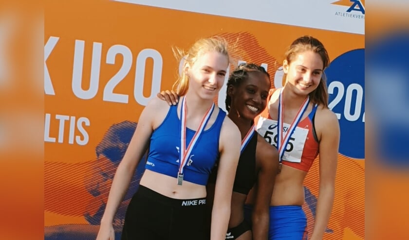 Meike Verdaasdonk (rechts) op het podium in Amersfoort.