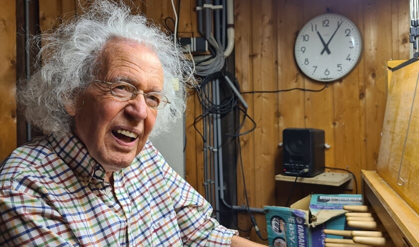 Michel Gottmer bij het carillon. FOTO KRIJN TEN HOVE