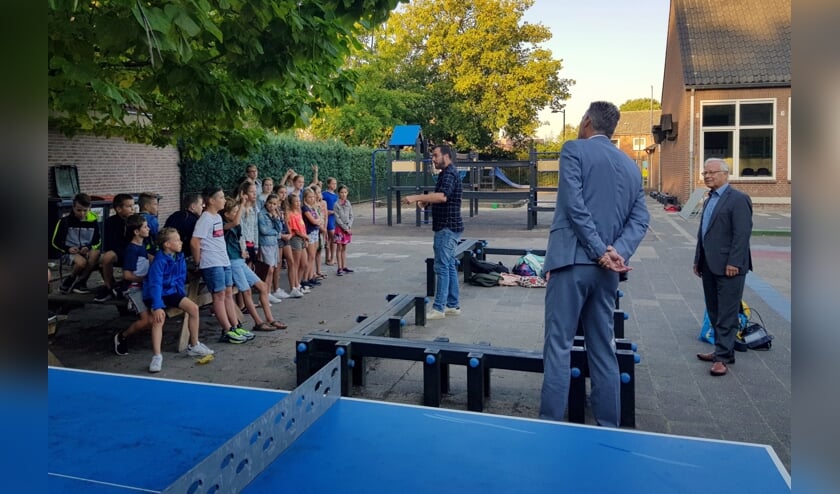 De kinderen luisteren naar Pepijn van de E-Waste Race.