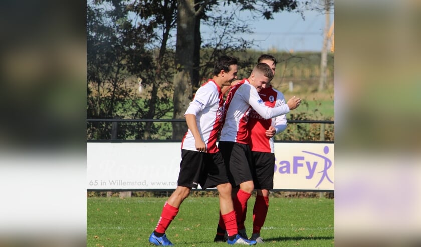 Debutant Yordi Bekenes (midden) viert zijn treffer samen met Niels van Herk en Marco Den Deurwaarder.