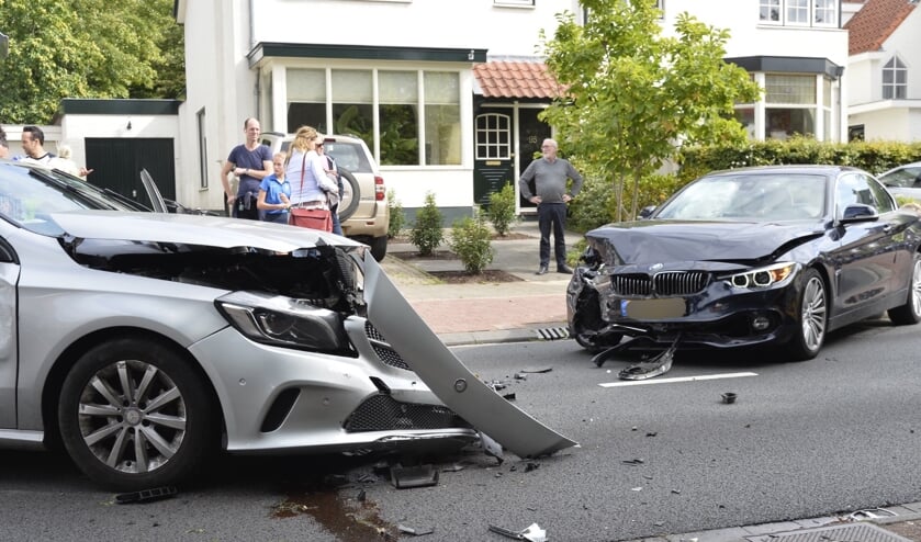 De auto's botste frontaal op elkaar.
