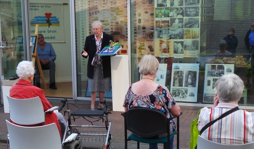 Zuster Ancilla met het felicitatieboek bij de expositie.