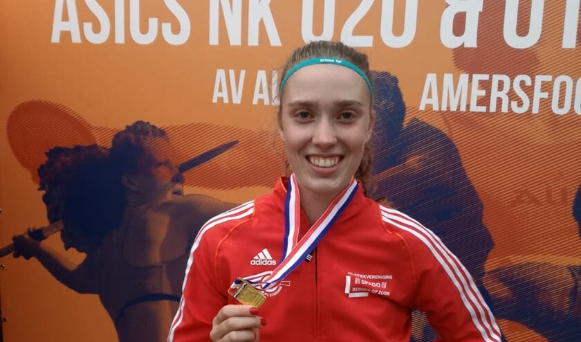 <p>Amy Hasselton met de gouden medaille</p>