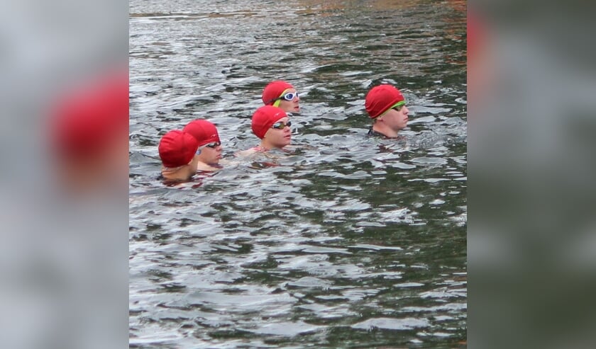 Sem Lazaroms, Janne en Roos Englebert met de start.