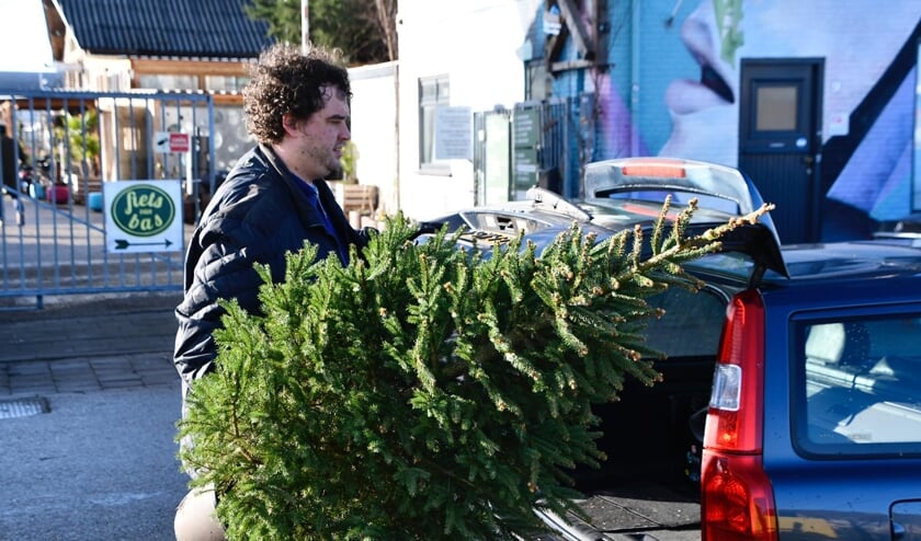 Bredanaars komen hun bomen bij STEK weer inleveren.