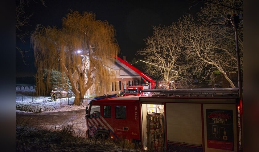 De brandweer kwam ter plaatse met drie voertuigen.