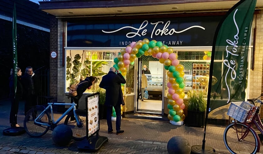 Zevenbergenaars in de rij voor de nieuwe take-away aan de Molenstraat.