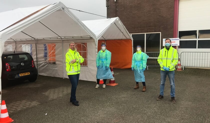 <p>De medewerkers van de teststraat met links Marieken de Lange. </p>