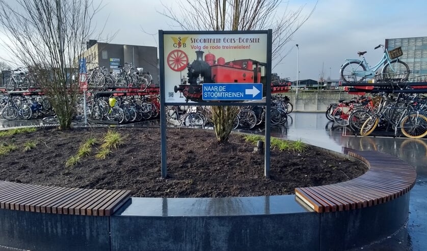Verwijsborden langs pad van station naar stoomtrein