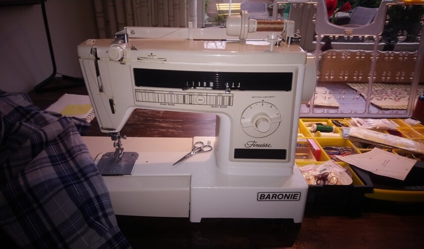 <p>Een thuisreparatie van kleding.</p>