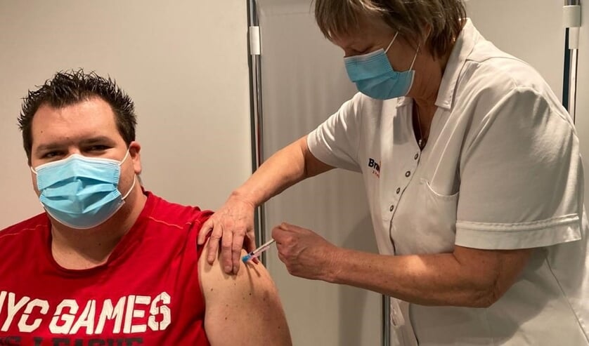 Marco Koopman eerste vaccinatie tholen