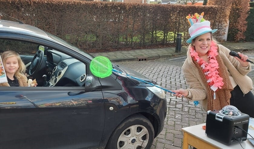 <p>Juf Carla met de diploma's. </p>