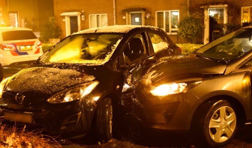 Beide auto's raakte beschadigd bij het ongeval.