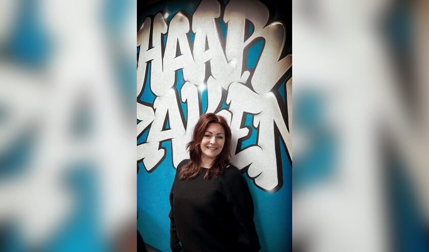 <p>Trudy bij haar kapsalon in Sint-Maartensdijk.</p>