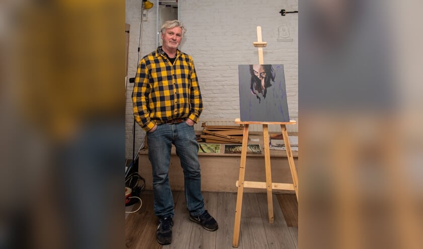 <p>Mart bij één van de schilderijen uit de serie "Helden".</p>