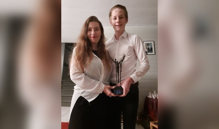 Petra en zoon Remco met de gewonnen trofee.