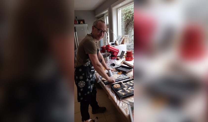 <p>Roland van Tilborg aan het werk in zijn keuken</p>
