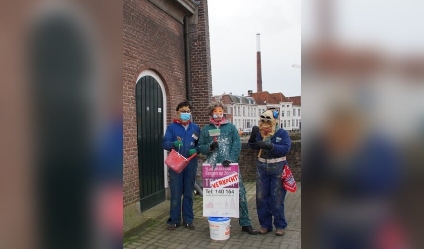 <p>De Notekrabbers voor hun zojuist verworven bouwkot</p>