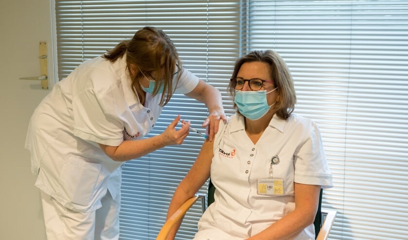 <p>IC-verpleegkundige Mirande Zaalberg krijgt als eerste het Coronavaccin in het Bravis ziekenhuis.</p>