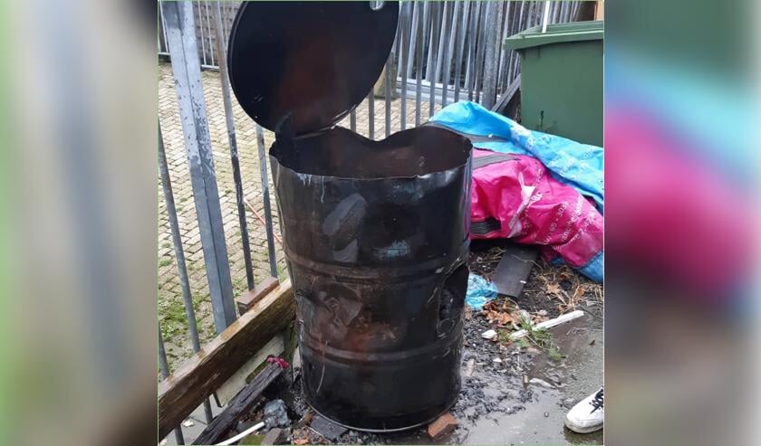 In dit vat verbrandde de man zijn afval.