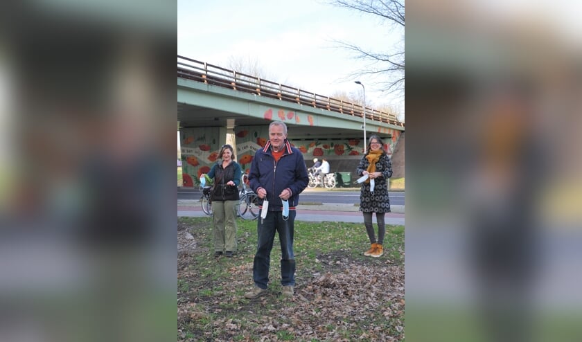 <p>Moira Jalink-Nauta, Koos Boer en Ilja Bos ruimen zwerfafval bij het viaduct in Welberg.</p>
