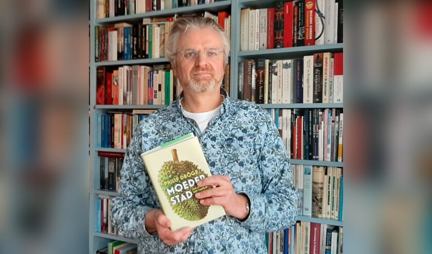 Anthoni Fierloos met het boek van Philip Dröge.