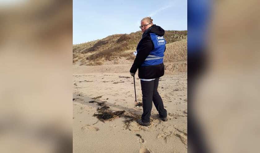 <p>Marloes Loos zet zich in voor een schoon strand.</p>