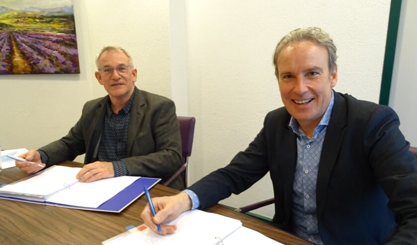 <p>Jan Oprins (l) en Kees van den Buijs zetten hun handtekeningen onder de overeenkomst.</p>