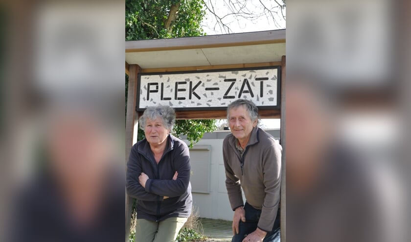 <p>Corry en Toine Simons: 'Wij krijgen grijpertjes, handschoenen en zakken van de gemeente, en wat geld voor soep en broodjes'</p>