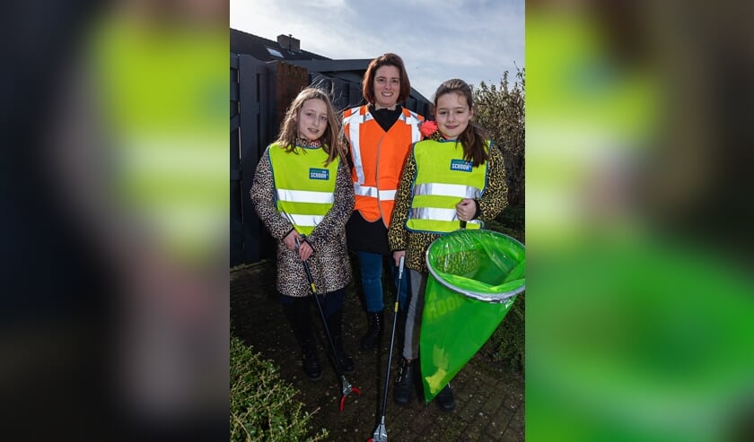<p>De zusjes Femke en Anouk Traets met moeder Loes.</p>