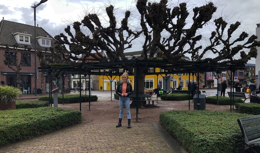 <p>Sylvana IJsselmuiden promoot de Moeierboom.</p>