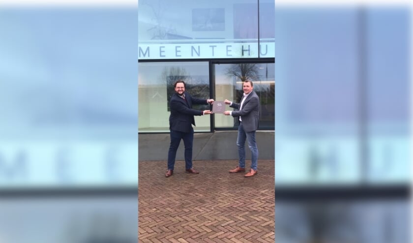 Beveland heeft een jaarboek, burgemeester Dijksterhuis neemt eerste exemplaar in ontvangst