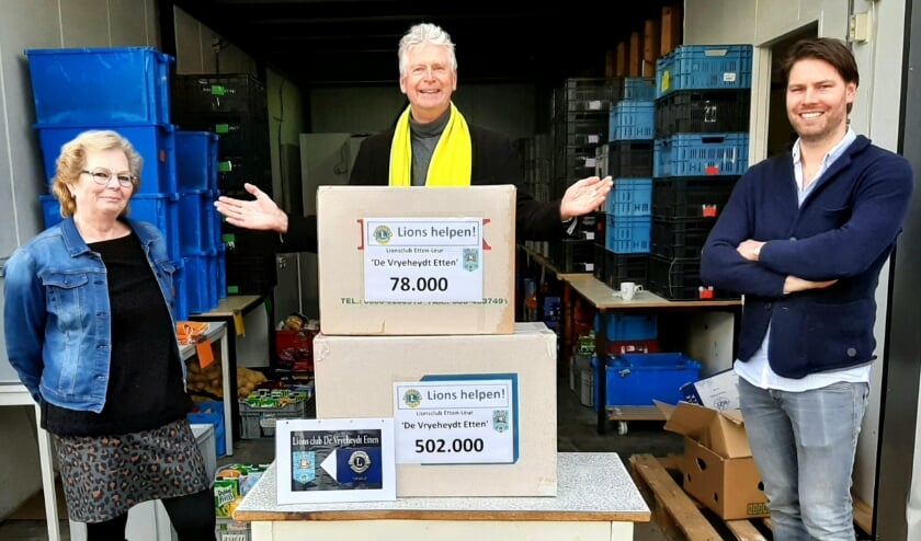 <p>Overhandiging Douwe Egberts waardepunten.</p>
